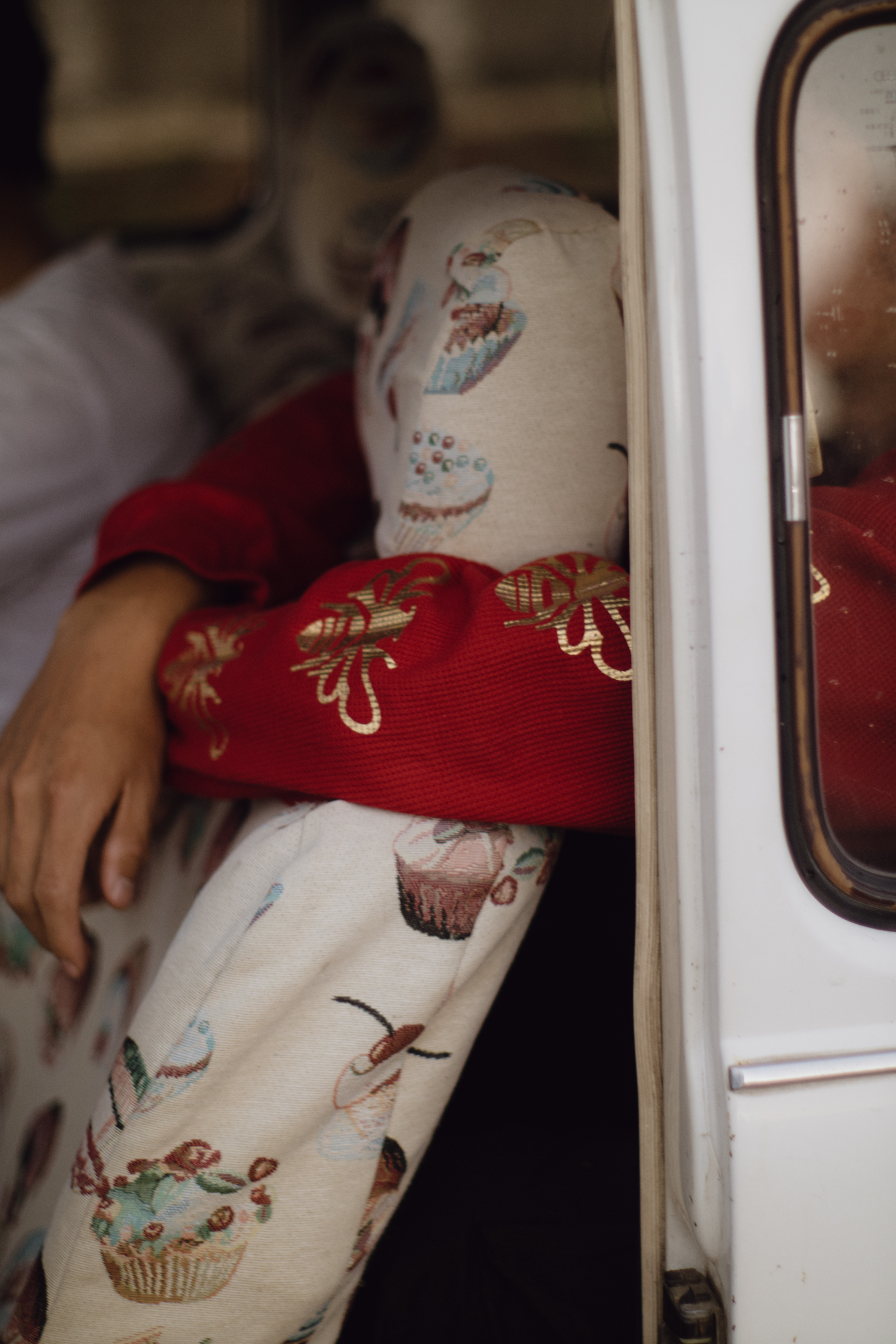 Alejandro abrazando asiento