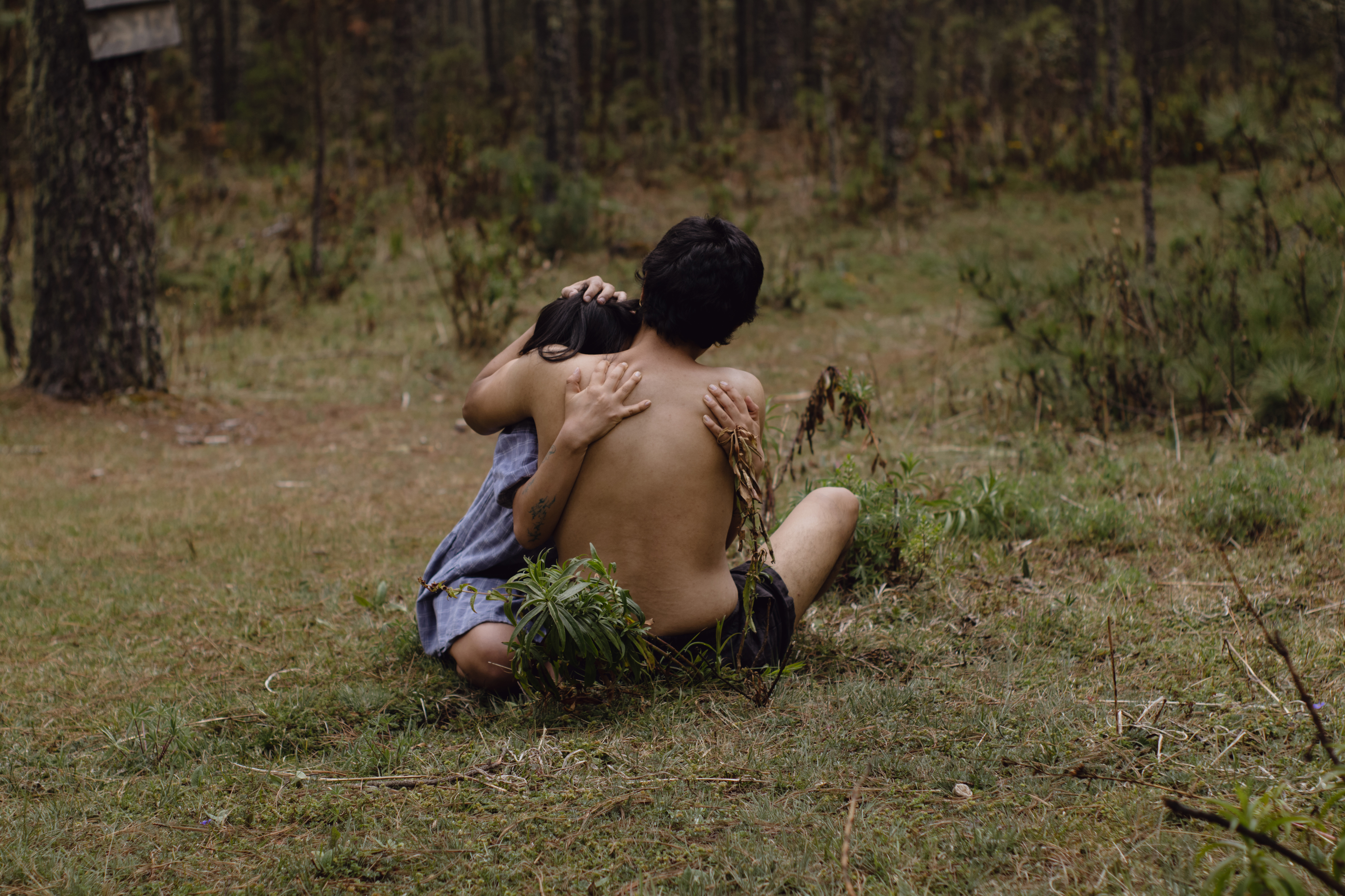 Alejandro y Sandra abrazándose